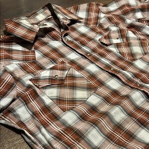 Wrangler Men's Brown and White Plaid Button-Down Shirt